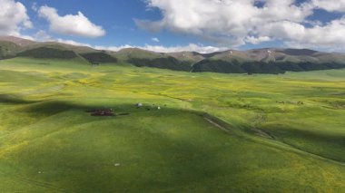 Kazakistan 'ın güneydoğusundaki Almaty bölgesinde bir bahar günü yüksek dağlık bir plato ve gözlemevi.