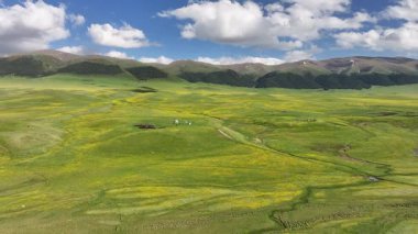 Kazakistan 'ın güneydoğusundaki Almaty bölgesinde bir bahar günü yüksek dağlık bir plato ve gözlemevi.
