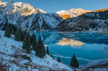 Sabahın erken saatlerinde Kazak şehri Almaty civarındaki dağ gölü ve karla kaplı dağlar
