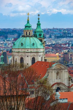 Prag 'da küçük kasaba meydanındaki antik Aziz Niklas Kilisesi' nin kubbesi ve çan kulesi.