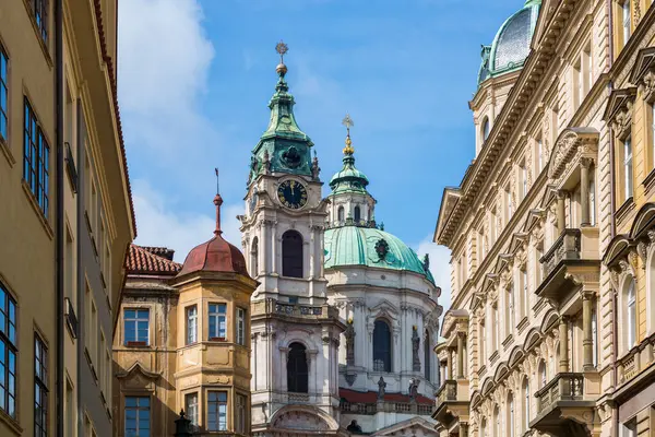 Prag 'da küçük kasaba meydanındaki antik Aziz Niklas Kilisesi' nin kubbesi ve çan kulesi.