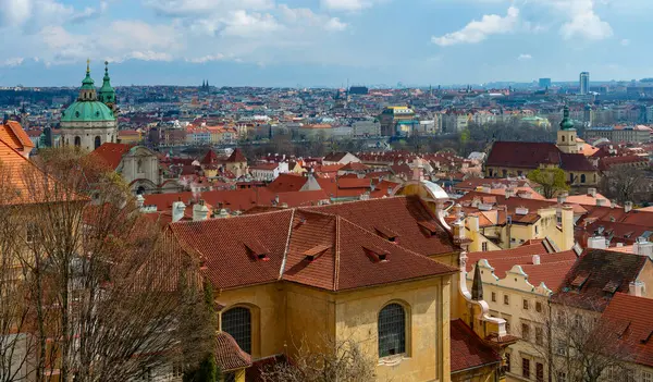  Çek başkenti Prag 'ın birçok kırmızı çatısı, kilisesi ve kulesi olan eski ilçesinin manzarası