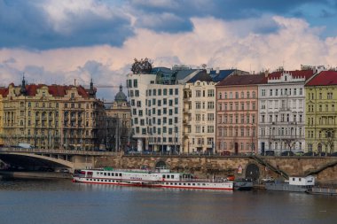 Çek Cumhuriyeti 'nin başkenti Prag' ın merkezindeki Vltava Nehri 'nin bir bahar günü manzarası.