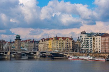 Çek Cumhuriyeti 'nin başkenti Prag' ın merkezindeki Vltava Nehri 'nin bir bahar günü manzarası.