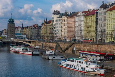 Çek Cumhuriyeti 'nin başkenti Prag' ın merkezindeki Vltava Nehri 'nin bir bahar günü manzarası.
