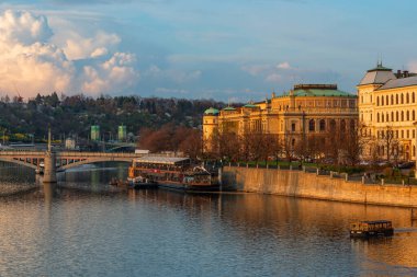 Çek Cumhuriyeti 'nin başkenti Prag' ın merkezindeki Vltava Nehri 'nin bir bahar günü manzarası.