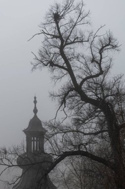 Puslu bir bahar sabahı Prag 'daki eski bir kilisenin çan kulesinin kubbesi.