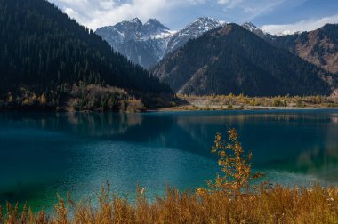 Resimli dağ gölü Issyk bir sonbahar sabahı Kazak şehri Almaty 'nin kenar mahallelerinde.