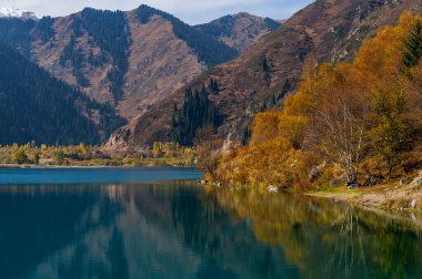 Resimli dağ gölü Issyk bir sonbahar sabahı Kazak şehri Almaty 'nin kenar mahallelerinde.