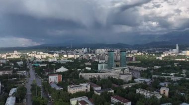 Kazak şehri Almaty 'nin merkez kısmının bir kuadkopterinden ve Zailiyskiy Alatau dağları üzerindeki gök gürültülü bulutlardan görüntüyü izleyin.
