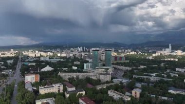 Kazak şehri Almaty 'nin merkez kısmının bir kuadkopterinden ve Zailiyskiy Alatau dağları üzerindeki gök gürültülü bulutlardan görüntüyü izleyin.