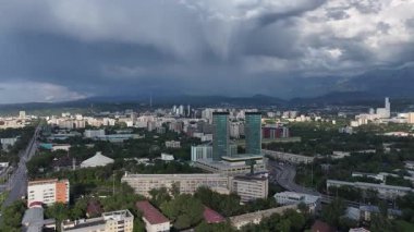 Kazak şehri Almaty 'nin merkez kısmının bir kuadkopterinden ve Zailiyskiy Alatau dağları üzerindeki gök gürültülü bulutlardan görüntüyü izleyin.