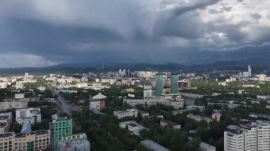Kazak şehri Almaty 'nin merkez kısmının bir kuadkopterinden ve Zailiyskiy Alatau dağları üzerindeki gök gürültülü bulutlardan görüntüyü izleyin.