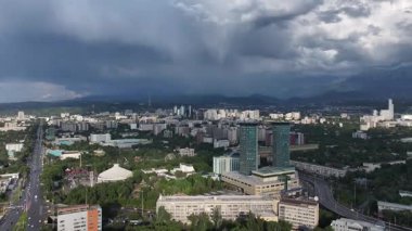 Kazak şehri Almaty 'nin merkez kısmının bir kuadkopterinden ve Zailiyskiy Alatau dağları üzerindeki gök gürültülü bulutlardan görüntüyü izleyin.