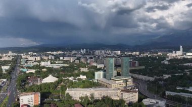Kazak şehri Almaty 'nin merkez kısmının bir kuadkopterinden ve Zailiyskiy Alatau dağları üzerindeki gök gürültülü bulutlardan görüntüyü izleyin.