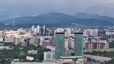 Kazak şehri Almaty 'nin merkez kısmının bir kuadkopterinden ve Zailiyskiy Alatau dağları üzerindeki gök gürültülü bulutlardan görüntüyü izleyin.