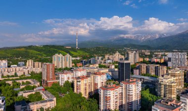 Bir yaz akşamında Kazak şehri Almaty 'nin merkez kısmının bir kuadkopterinden görüntü