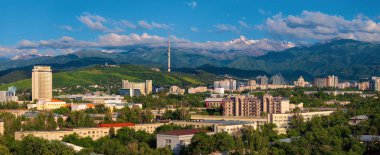 Bir yaz akşamında Kazak şehri Almaty 'nin merkez kısmının bir kuadkopterinden görüntü