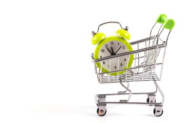 Minyatür süpermarket alışveriş arabasındaki çalar saat beyaz arka planda