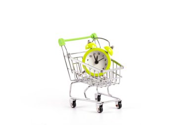 Minyatür süpermarket alışveriş arabasındaki çalar saat beyaz arka planda