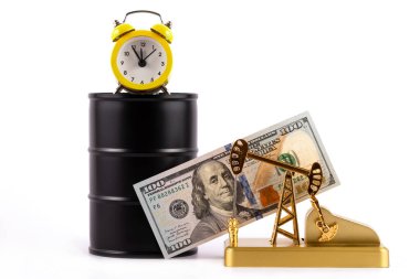 Bir altın yağ pompası, petrol ürünleri için bir demir fıçı ve 100 Amerikan doları.