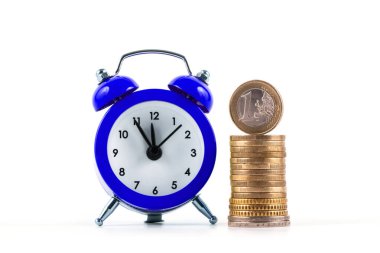 1 Euro madeni para, diğer Avrupa paraları ve bir çalar saat