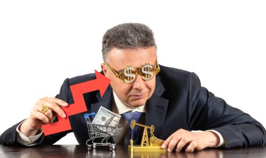 Takım elbiseli orta yaşlı bir adam elinde mali büyüme tablosunun kırmızı okunu, altın bir yağ tulumbasını ve önünde minyatür bir alışveriş arabasındaki 100 dolarlık banknotu tutuyor.
