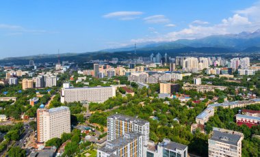 Almaty, Kazakistan, 06.29.2025. Bir yaz akşamında Kazak şehri Almaty 'nin merkezindeki bir kuadkopterden manzaraya bak.
