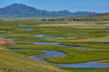Güneydoğu Kazakistan 'daki Almaty bölgesindeki Kegen Nehri' nin kıvrımlı nehri yatağı.
