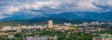 Bir yaz akşamında Kazak şehri Almaty 'nin merkezindeki bir kuadkopterden manzaraya bak.