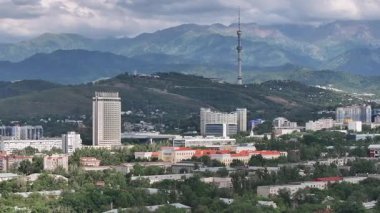 Almaty, Kazakistan, 07.09.2025. Bir yaz akşamında Kazak şehri Almaty 'nin merkezindeki bir kuadkopterden manzaraya bak.