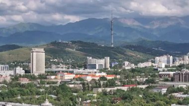 Almaty, Kazakistan, 07.09.2025. Bir yaz akşamında Kazak şehri Almaty 'nin merkezindeki bir kuadkopterden manzaraya bak.
