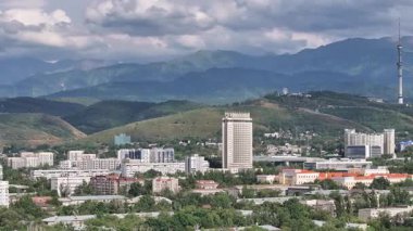 Almaty, Kazakistan, 07.09.2025. Bir yaz akşamında Kazak şehri Almaty 'nin merkezindeki bir kuadkopterden manzaraya bak.