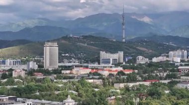 Almaty, Kazakistan, 07.09.2025. Bir yaz akşamında Kazak şehri Almaty 'nin merkezindeki bir kuadkopterden manzaraya bak.