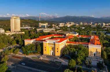 Kazak şehri Almaty 'nin merkez kısmının ve Kazakça ve Rusça dillerinde Kazak SSR Bilimler Akademisi' nin yazılı olduğu tarihi binanın dört parçalı görüntüsü
