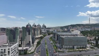 Almaty, Kazakistan, 11.07.2025. El-Farabi Prospect bir yaz günü Kazak şehri Almaty 'nin iş merkezinde.