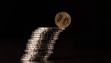 1 Kazakistan tenge madeni para yatık bir kolon üzerinde