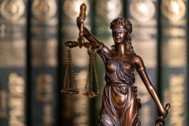 Themis 'in figürü raftaki kitapların arka planına karşı.