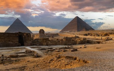 Giza platosunda Sfenks ve piramitler