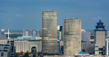 Bir yaz akşamı Kazak başkenti Astana 'nın havadan görünüşü