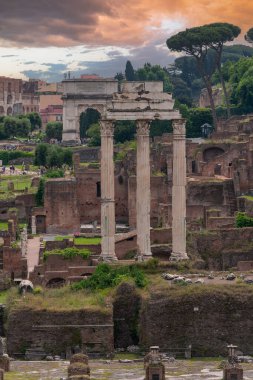 Roma Forumundaki harabeler resim gibi bir gökyüzünün altında
