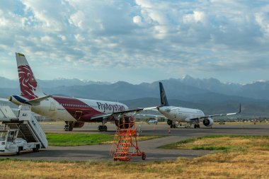  Kazakistan havayollarının uçakları Almaty havaalanında bulutlu bir yaz sabahı