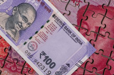 100 Çin Yuan Notu 'nun yapboz parçaları ve Hindistan Cumhuriyeti' nin 100 rupi notası.
