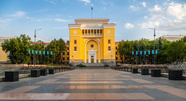 Kazak şehri Almaty 'nin merkezi ve Kazak SSR ve Rusça dillerinde yazılmış Kazak Bilimler Akademisi tarihi binası.