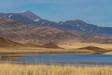 Güneydoğu Kazakistan 'ın Almaty bölgesindeki yüksek dağlık Tuzkol Gölü bir sonbahar günü