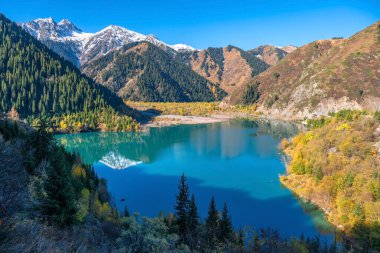 Güneydoğu Kazakistan 'daki Trans-Ili Alatau Dağları' ndaki Picoresque Lake Issyk 'in hava manzarası bir sonbahar sabahı