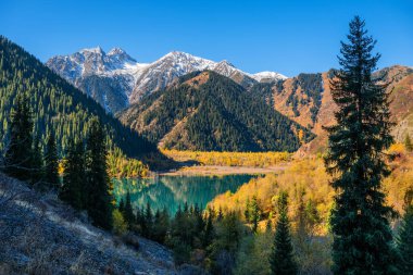 Güneydoğu Kazakistan 'daki Trans-Ili Alatau Dağları' ndaki Picoresque Lake Issyk 'in hava manzarası bir sonbahar sabahı