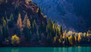 Güneydoğu Kazakistan 'daki Trans-Ili Alatau Dağları' ndaki Resimli Göl Issyk manzarası bir sonbahar sabahı