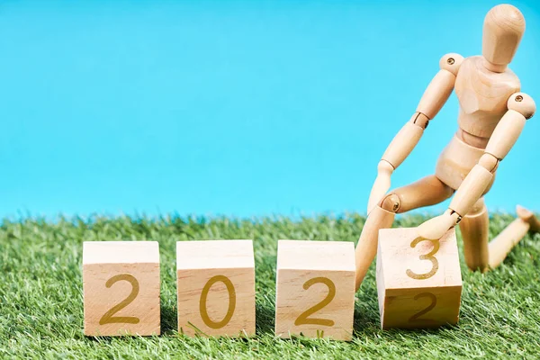 2022年至2023年 杜米在草地上穿过立方体 新年的概念 年度变动情况 — 图库照片