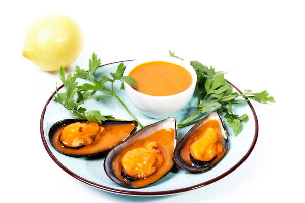 白を背景にパセリと蒸しムール貝と皿 レモンとスパイシーなソースのボウル 貝の食べ物 健康食品 — ストック写真